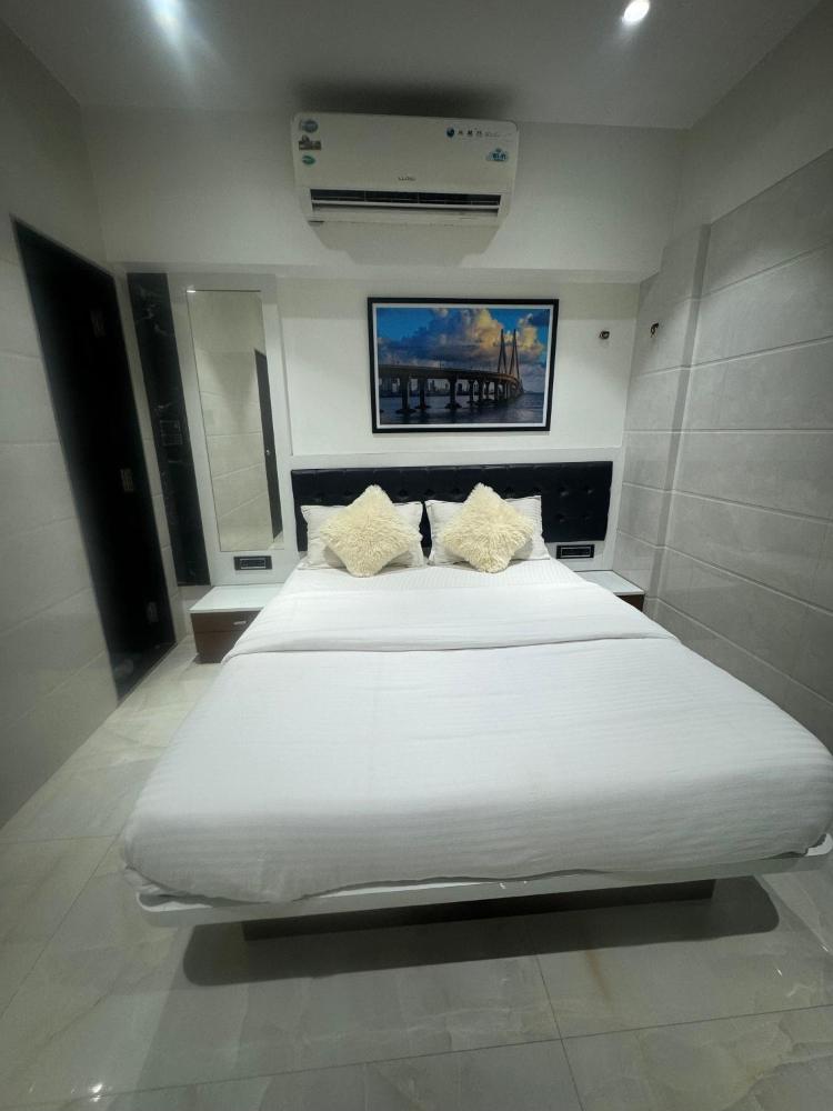 Room image 4